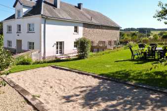 Lovely holiday home with a stunning view for 8-9 guests in Bastogne