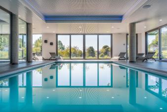 Luxury villa with a swimming pool and hot tub in Bastogne for 22 guests in the Ardennes