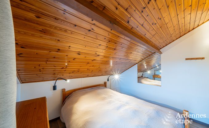 Authentic chalet for 8 people in Bivre with 4 bedrooms, wood stove, hot tub, private garden and bicycle storage