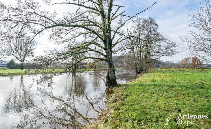 Charming chalet for 5 on the bank of the Semois in Chiny, Gaume