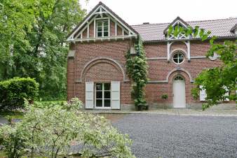 Charming holiday home in Ciney: 4 people, private garden, near walking routes