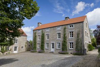 Authentic holiday home with a swimming pool for 14 guests near Dinant