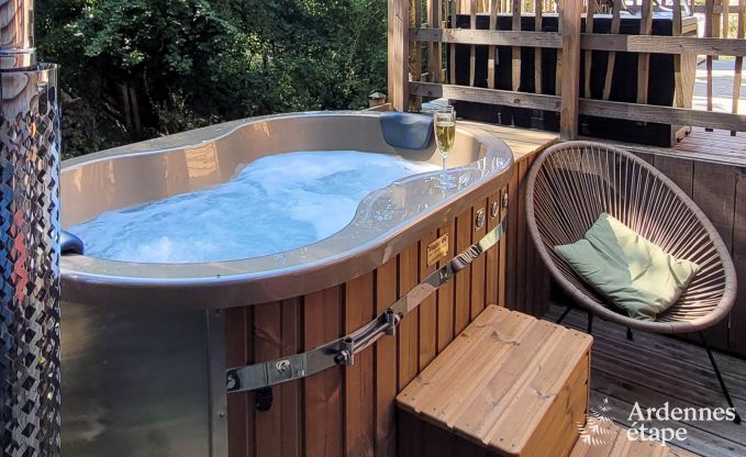 Romantic chalet Doische: handmade, wood stove, private garden, suitable for 2 people