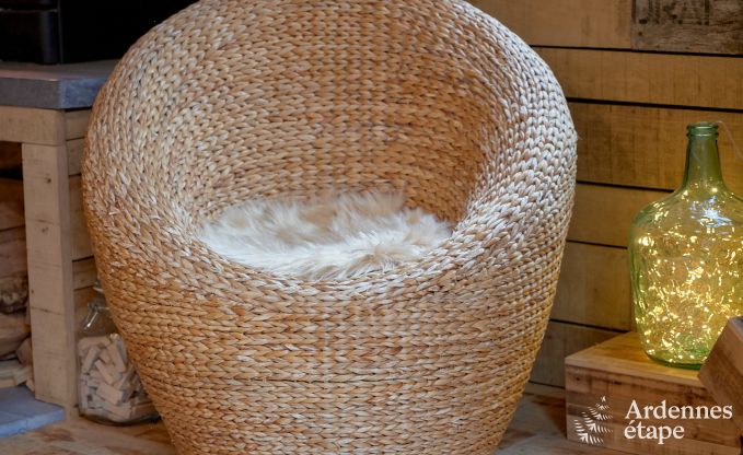 Romantic chalet Doische: handmade, wood stove, private garden, suitable for 2 people