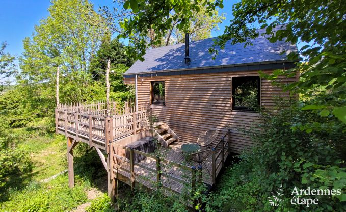 Romantic chalet Doische: handmade, wood stove, private garden, suitable for 2 people