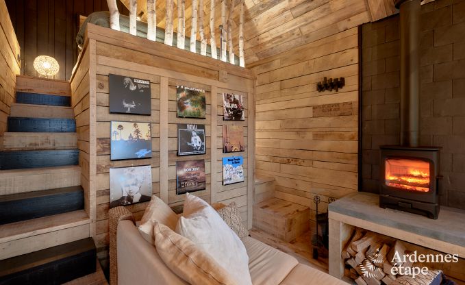 Romantic chalet Doische: handmade, wood stove, private garden, suitable for 2 people