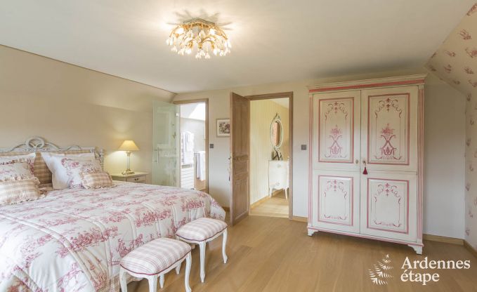 Luxury villa for 8 people in Doische: infrared cabin, jacuzzi, cassette fireplace, pond, and private garden