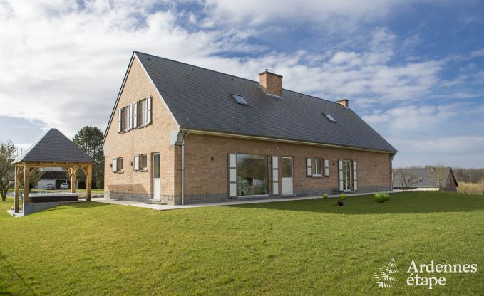 Luxury villa for 8 people in Doische: infrared cabin, jacuzzi, cassette fireplace, pond, and private garden