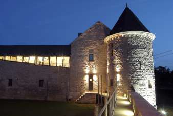 Magnificent château domain for 18 pers. to rent for a holiday in Durbuy