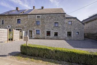 Spacious holiday home in Durbuy, Ardennes, 5 bedrooms, 4 bathrooms, private garden, accommodation up to 14 people