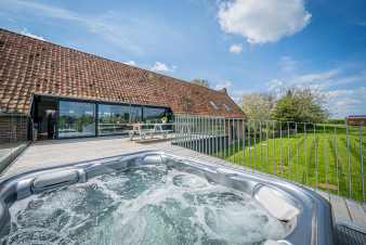 Pretty farmhouse for 16 to 17 guests in Frasnes-lez-Anvaing