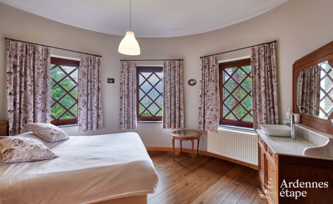 Spacious holiday home for 14 people with 5 bedrooms, 4 bathrooms and large private garden in Hamoir, Ardennes