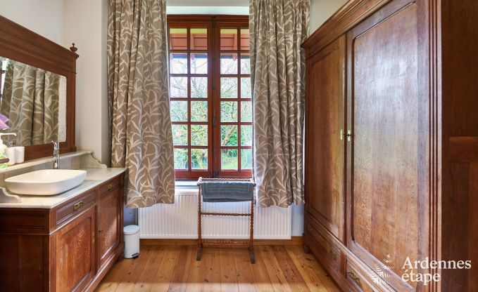 Spacious holiday home for 14 people with 5 bedrooms, 4 bathrooms and large private garden in Hamoir, Ardennes