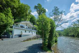 Chalet on the water for 6 people with 3 bedrooms, private garden and terrace in La Roche-en-Ardenne