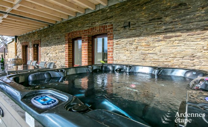 Holiday house with jacuzzi for 6 to 8 people near La Roche.