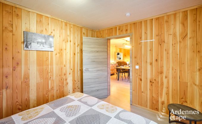 Peace and quiet assured in this charming chalet for 4 people with hot tub in the natural surroundings of Libin