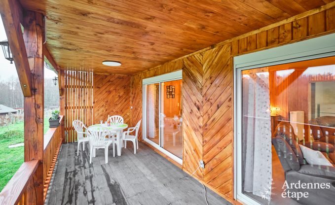 Peace and quiet assured in this charming chalet for 4 people with hot tub in the natural surroundings of Libin