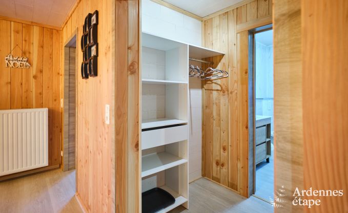 Peace and quiet assured in this charming chalet for 4 people with hot tub in the natural surroundings of Libin