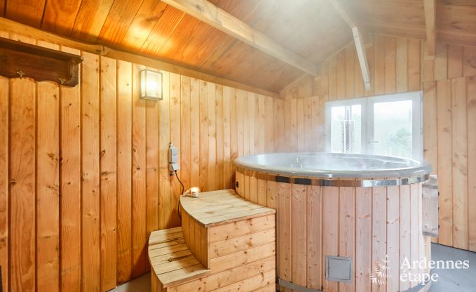 Peace and quiet assured in this charming chalet for 4 people with hot tub in the natural surroundings of Libin