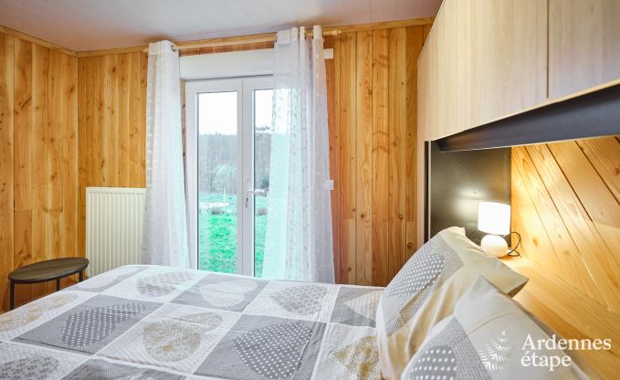 Peace and quiet assured in this charming chalet for 4 people with hot tub in the natural surroundings of Libin