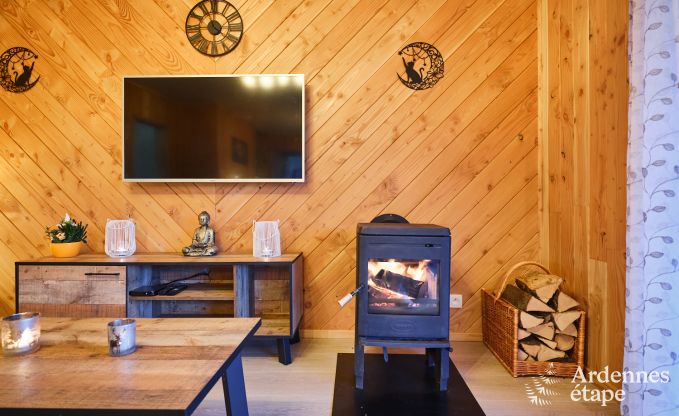 Peace and quiet assured in this charming chalet for 4 people with hot tub in the natural surroundings of Libin