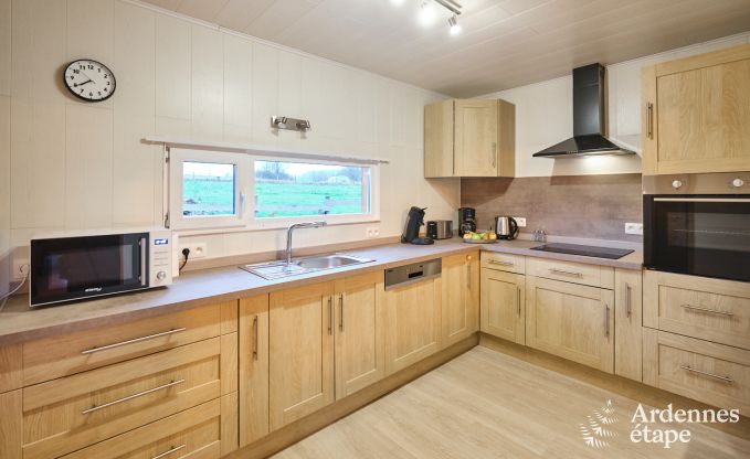 Peace and quiet assured in this charming chalet for 4 people with hot tub in the natural surroundings of Libin