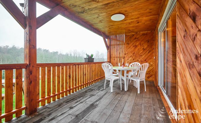 Peace and quiet assured in this charming chalet for 4 people with hot tub in the natural surroundings of Libin