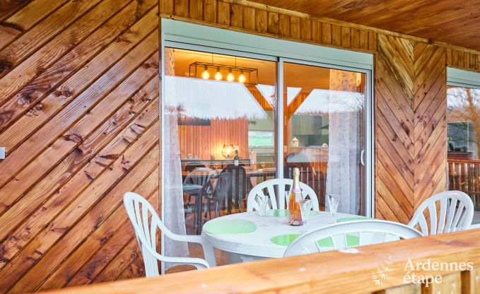 Peace and quiet assured in this charming chalet for 4 people with hot tub in the natural surroundings of Libin