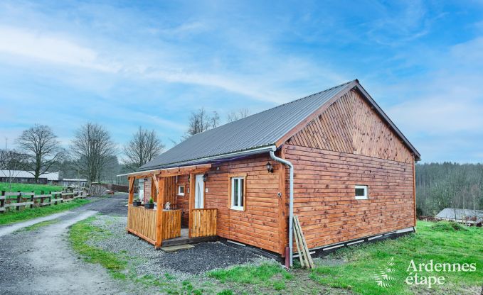 Peace and quiet assured in this charming chalet for 4 people with hot tub in the natural surroundings of Libin
