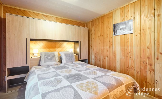Peace and quiet assured in this charming chalet for 4 people with hot tub in the natural surroundings of Libin