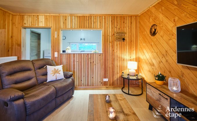 Peace and quiet assured in this charming chalet for 4 people with hot tub in the natural surroundings of Libin
