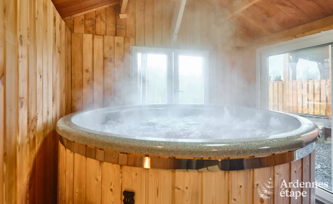 Peace and quiet assured in this charming chalet for 4 people with hot tub in the natural surroundings of Libin