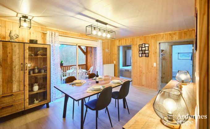 Peace and quiet assured in this charming chalet for 4 people with hot tub in the natural surroundings of Libin