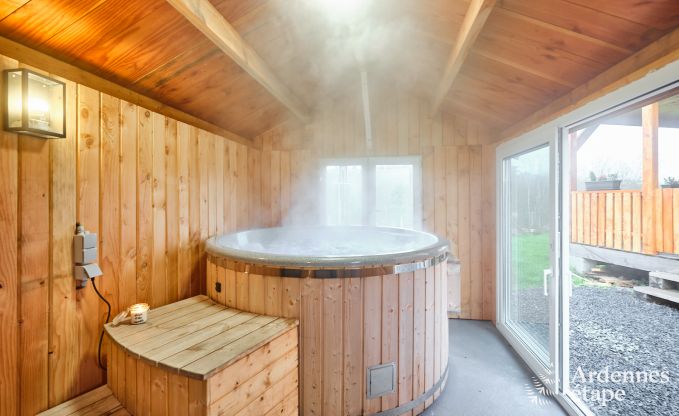 Peace and quiet assured in this charming chalet for 4 people with hot tub in the natural surroundings of Libin