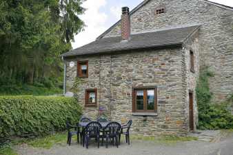 Authentic 2-star farmhouse for 6 people near Lierneux
