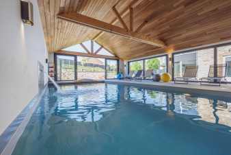Luxury holiday home with indoor pool for 18 people in The Ardennes (Limbourg)