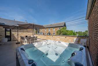 Luxury villa in Nassogne for 12 people with 6 bedrooms, jacuzzi, bike storage and private terrace