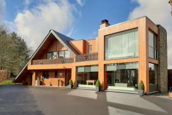 Beautiful holiday home with a sauna and hot tub for 15 guests in Ovifat