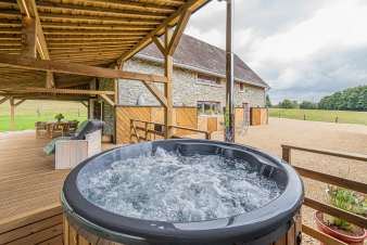 Holiday home in Paliseul: 4 bedrooms, hot tub, nature and relaxation for groups
