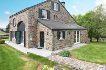 Cosy holiday group accommodation with large garden to rent in Redu