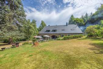 Spacious cottage in Redu, Ardennes, 7 bedrooms, 15 people, Nordic bath, outdoor games, relaxation