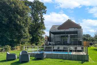 Luxury rental for 10 people with swimming pool and jacuzzi near Francorchamps in the Ardennes.