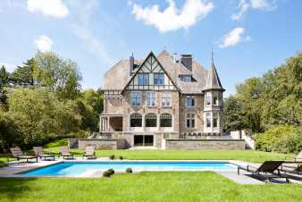 Holiday château with pool and wellness for 30 pers. in Stoumont