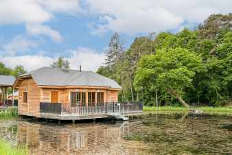 Unique stilt house for 4 people on a pond in Vencimont, Ardennes