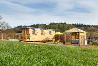 Cosy caravan with jacuzzi to rent for an exotic holiday in Vielsalm