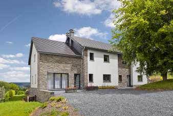 4.5-star holiday villa with a relaxation space for 17-18 guests in Vielsalm