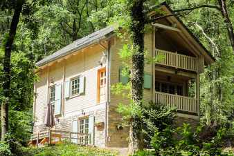 Luxurious chalet with bubble bath and sauna in Viroinval, surrounded by nature