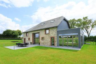 Luxurious holiday home with indoor pool and wellness in Waimes.