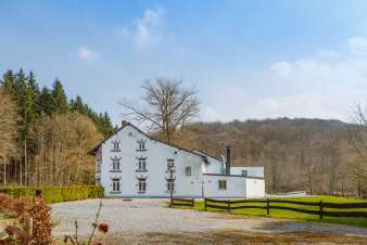 Holiday home for 26 people in the Ardennes (Wellin)
