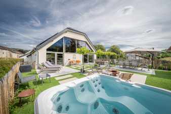 18th-century farmhouse in Wiltz for 18 people with jacuzzi, garden, playroom and EV charging station